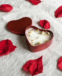 Petite bougie Pomme d'amour - boîte métallique cœur rouge